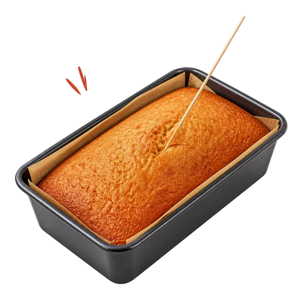Der goldbraun gebackene unglasierte Kastenkuchen wird in seiner Form mit einem langen Holzstäbchen geprüft